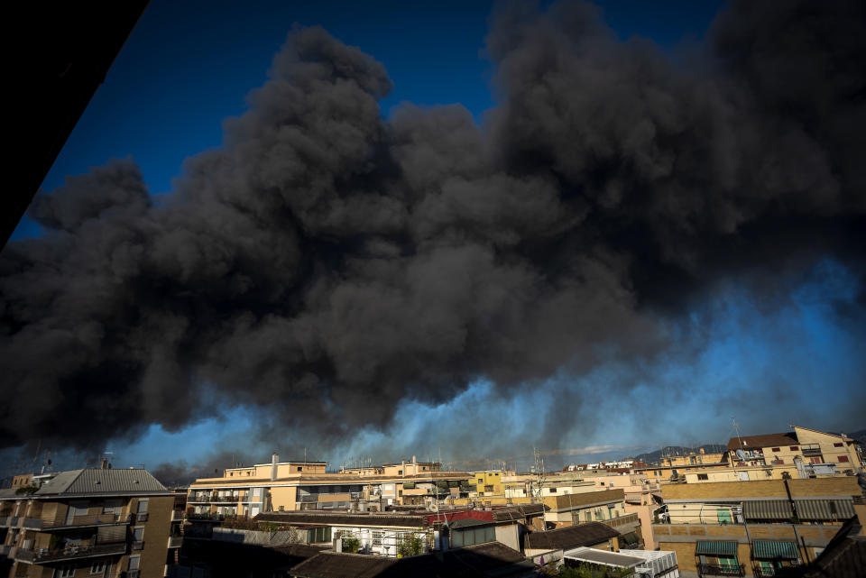 ROME, ITALY - JULY 09: The cloud of black smoke from a large fire covers the Cinecittà district on July 9, 2022 in Rome, Italy. Fire broke out near Centocelle archaeological park, in eastern Rome, then set fire to the warehouses of car wreckers. The cloud is said to be toxic and the authorities are asking people not to approach the area.(Photo by Stefano Montesi - Corbis/Corbis via Getty Images)
