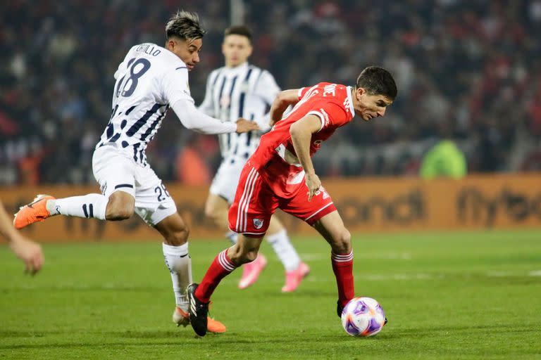 Nacho Fernández escapa de Juan Portillo; el volante de River mostró altibajos, pero generó una de las mejores situaciones de riesgo.