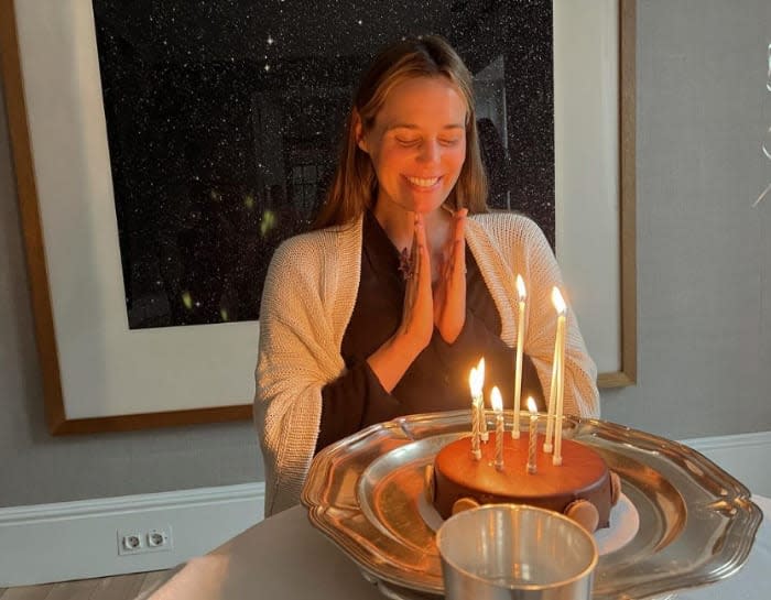 Claudia Osborne soplando las velas