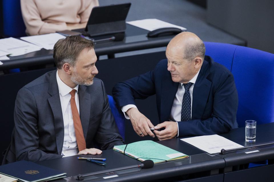 Finanzminister Christian Lindner (FDP) mit Kanzler Olaf Scholz (SPD) im Bundestag - Copyright: picture alliance / photothek | Florian Gaertner