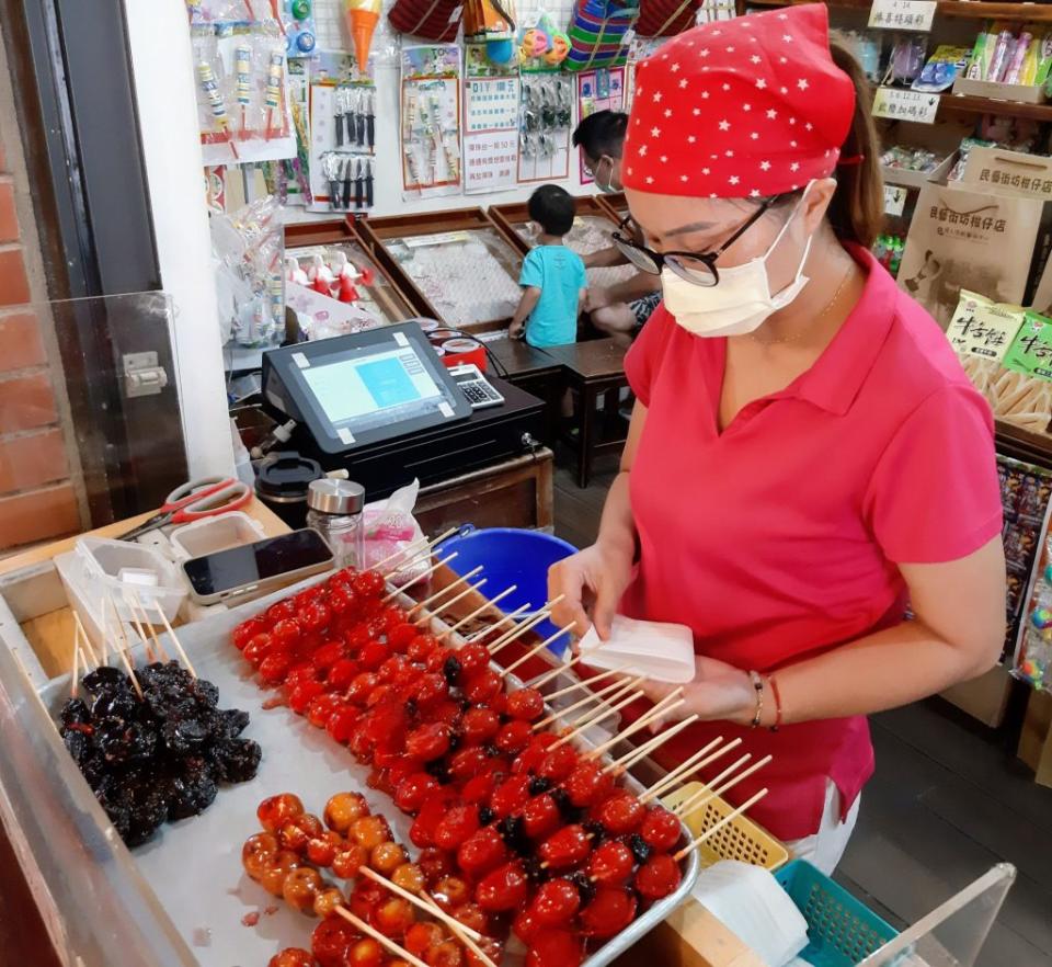 宜蘭傳藝園區柑仔店展演冰糖葫蘆製作過程。