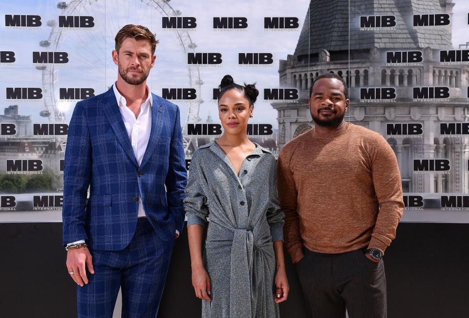 Regisseur F. Gary Gray (rechts) hatte offenbar eine andere Vorstellung von "Men in Black: International" als die Produzenten. Das Bild zeigt den Filmemacher an der Seite von Chris Hemsworth und Tessa Thompson  beim Photocall in London am 2. Juni 2019. (Bild: Jeff Spicer/Getty Images for Sony Pictures Entertainment)