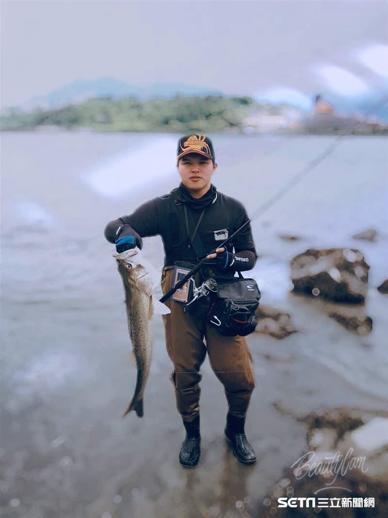 從小就跟著父親釣魚，進而愛上釣魚的Wason，上圖是他第一次釣到的鱸魚。（圖／Wason授權提供）