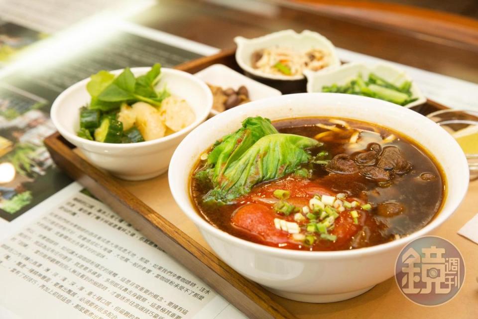 招牌料理「田園番茄紅燒牛肉麵」，牛肉帶有淡淡高粱酒香氣，蔬菜湯頭清甜。（280元／套）