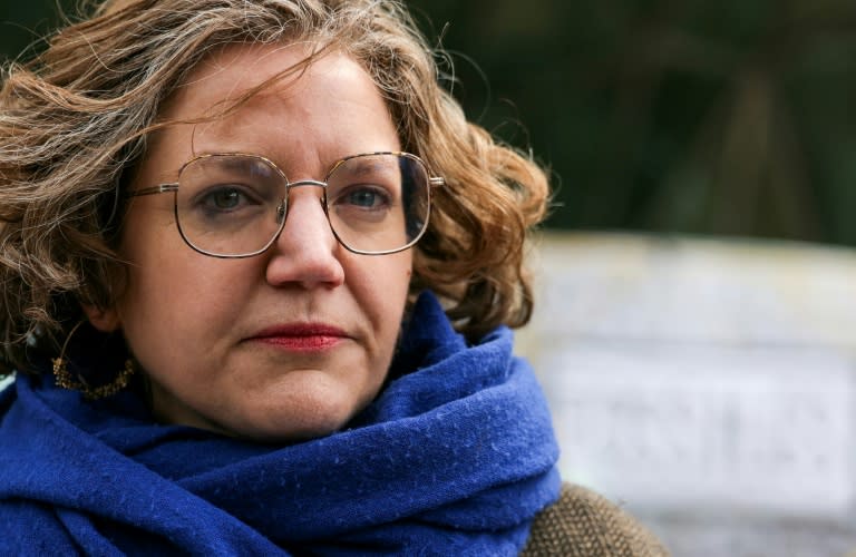 Marie Toussaint tête de liste des écologistes lors d'une action devant la tour TotalEnergies à La Defense à Courbevoie dans les Hauts-de-Seine le 28 mars 2024 (Thomas SAMSON)