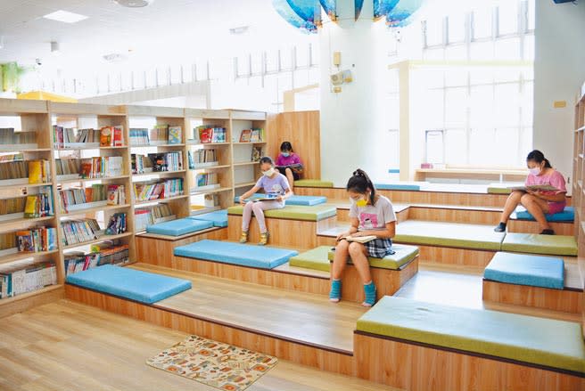 屏東市民生國小圖書館，舒適閱讀空間成了提高借閱率的關鍵。（林和生攝）