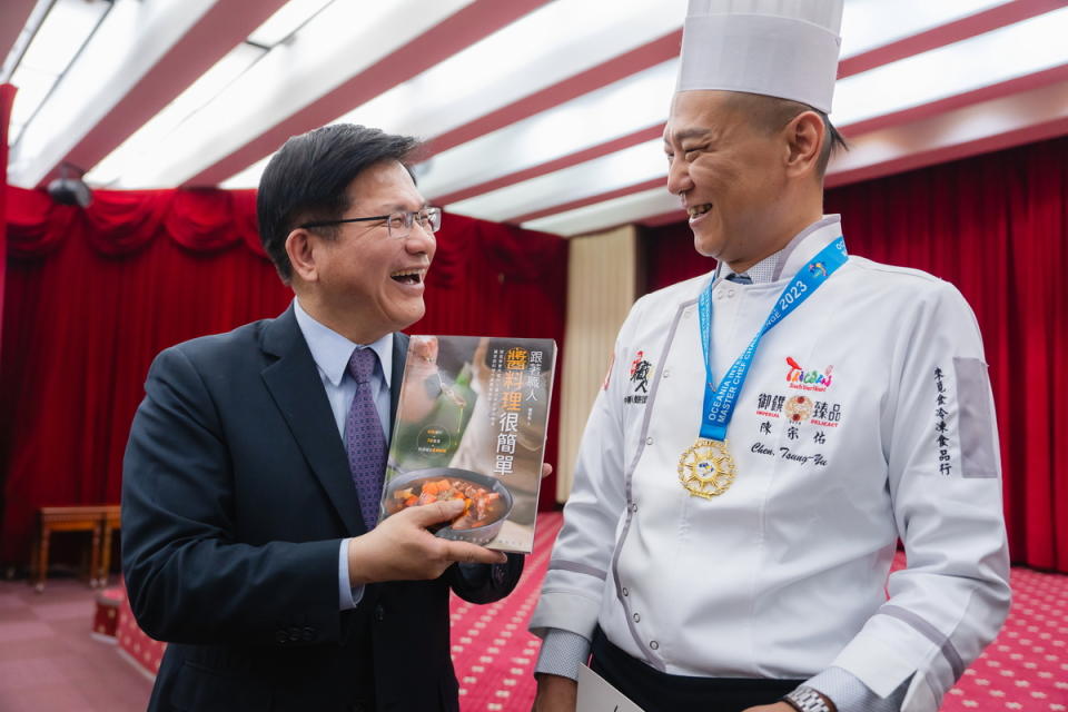  中華料理職人餐旅交流協會理事長陳宗佑將率領代表隊出征馬來西亞，外交部長林佳龍授旗祝福。 圖：翻攝自林佳龍臉書 