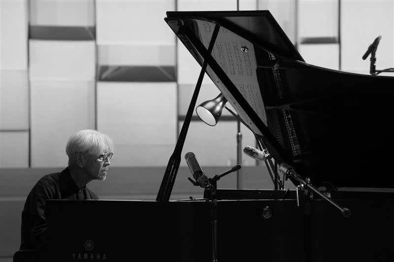 坂本龍一過世留下《坂本龍一：OPUS》音樂電影。（圖／采昌國際提供）