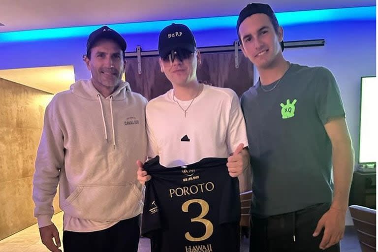 Adolfo y Poroto Cambiaso recibieron la visita de Bizarrap y Thiago Almada en la previa a la final del Abierto de Palermo