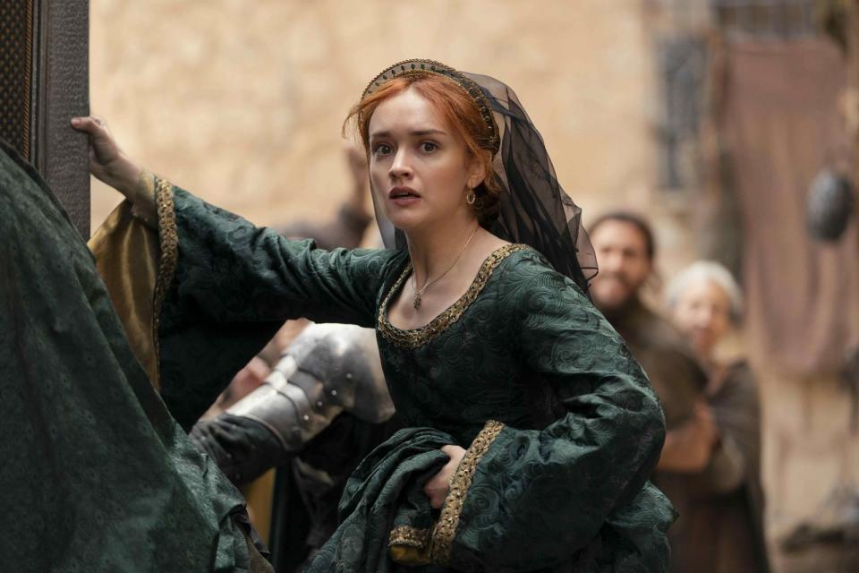 Alicent Hohenturm (Olivia Cooke), die zweite Frau von König Viserys, möchte ihren erstgeborenen Sohn auf dem Thron sehen. So wird sie zur Erzfeindin ihrer ehemals engen Freundin, Prinzessin Rhaenyra. (Bild: © 2023 Home Box Office, Inc. All rights reserved.)