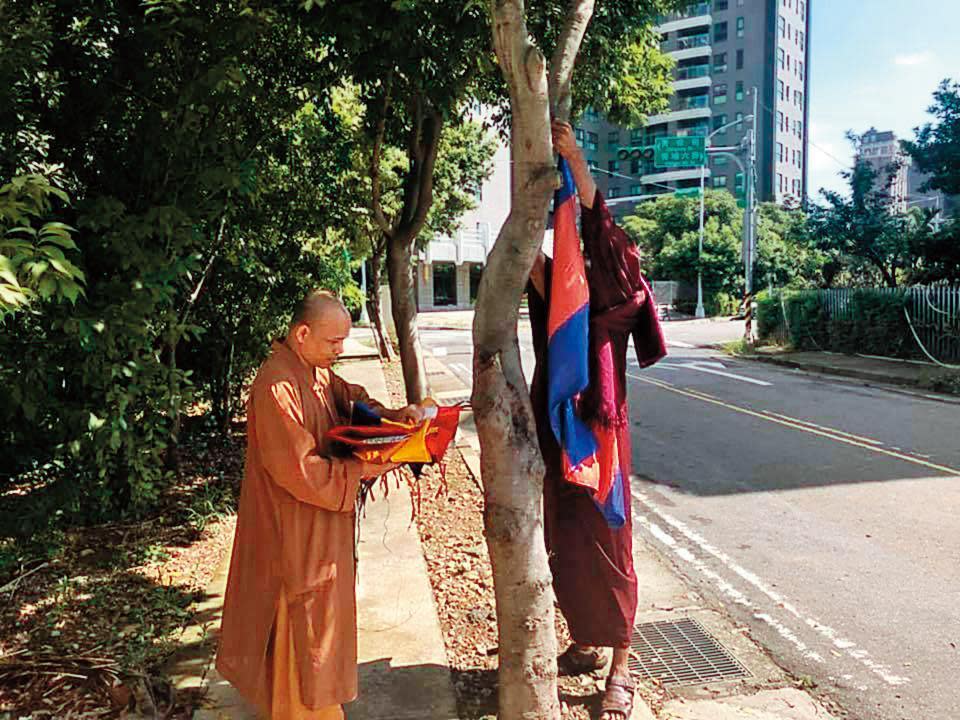 釋精良有時會在路邊幫人祈福。（翻攝自臉書）