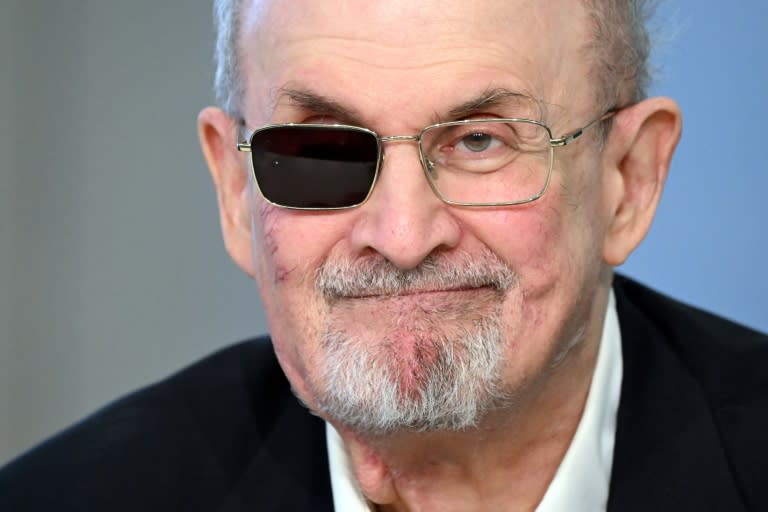 El escritor británico-estadounidense Salman Rushdie, durante la Feria del Libro de Fráncfort, en Alemania, el 20 de octubre de 2023 (Kirill Kudryavtsev)