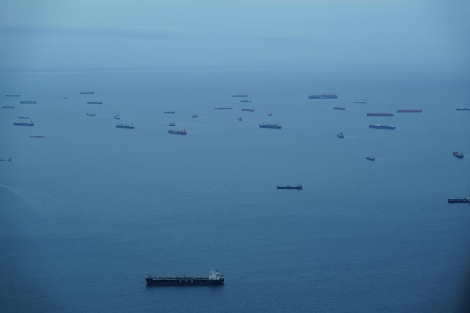 Barcos de carga esperan en la Bahía de Pananá para transitar por el Canal de Panamá, el sábado 23 de septiembre de 2023. El Banco Mundial dijo el 4 de octubre que América Latina ha logrado avances y ha capeado con éxito múltiples crisis posteriores a la pandemia, pero el crecimiento económico proyectado para 2023 y los próximos años es magro y no alcanza para reducir la pobreza y crear empleo. (AP Foto/Arnulfo Franco)