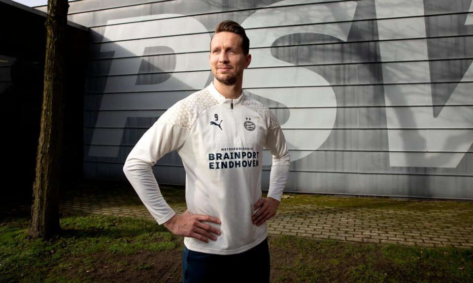 <span>Luuk de Jong, pictured at PSV’s De Herdgang training centre, faces <a class="link " href="https://sports.yahoo.com/soccer/teams/borussia-dortmund/" data-i13n="sec:content-canvas;subsec:anchor_text;elm:context_link" data-ylk="slk:Borussia Dortmund;sec:content-canvas;subsec:anchor_text;elm:context_link;itc:0">Borussia Dortmund</a> on Tuesday.</span><span>Photograph: Judith Jockel/The Guardian</span>