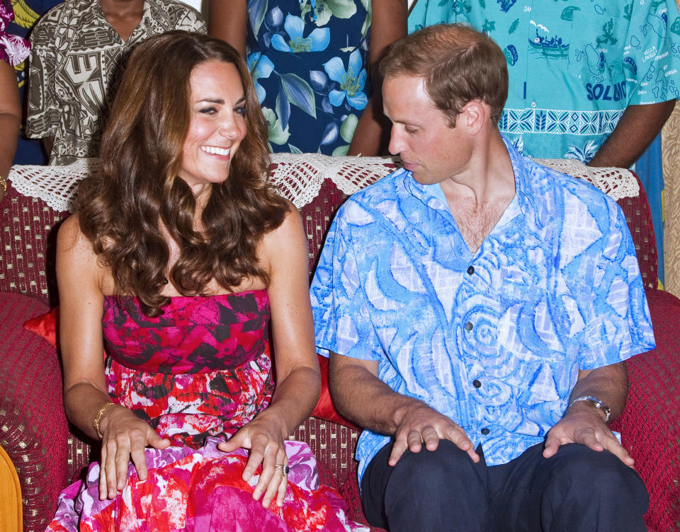 Tras sus polémicas fotos en topless, Kate Middleton ha vuelto a ser noticia por ponerse un vestido tradicional de las Islas Cook. ¡Pobrecita!