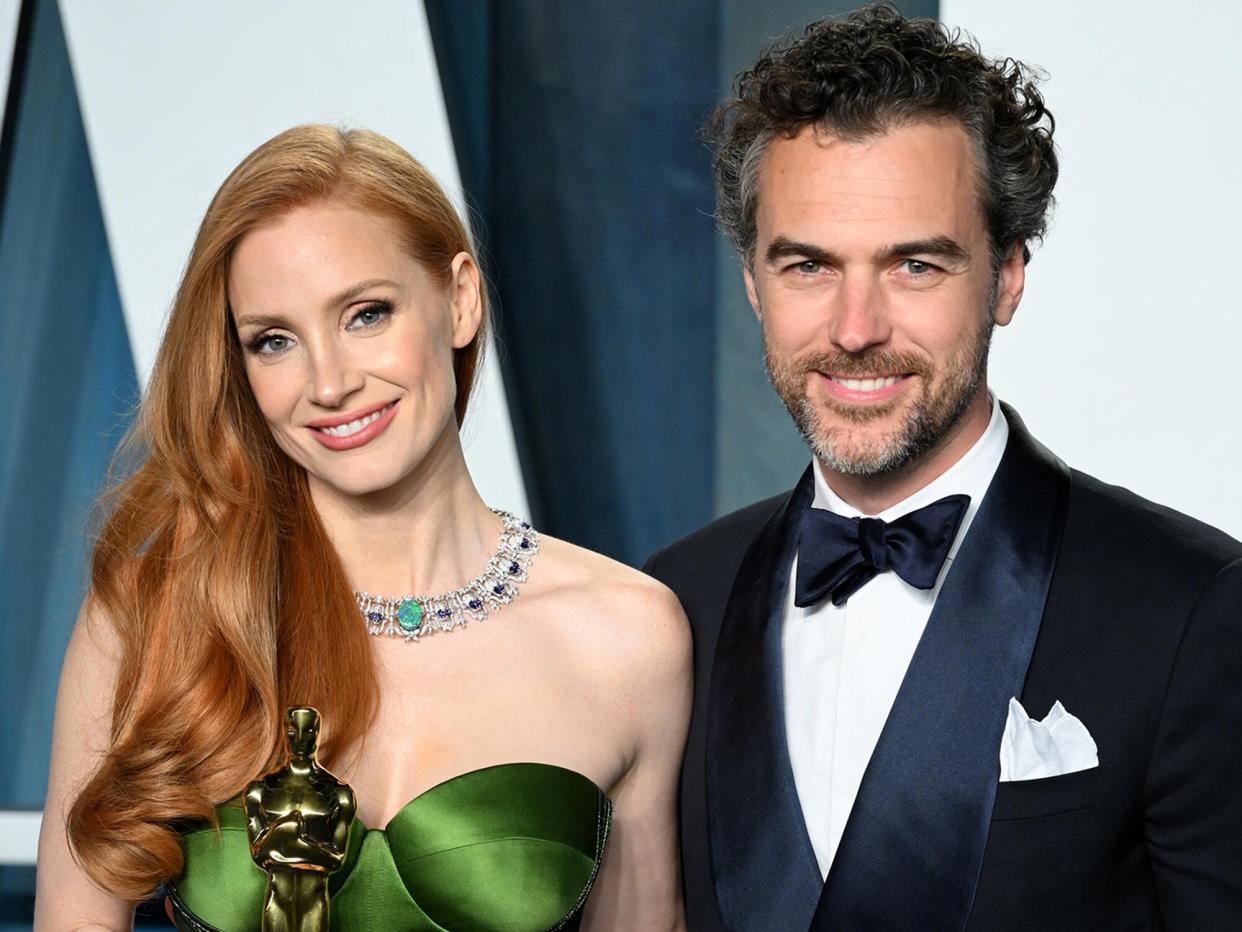 Jessica Chastain and Gian Luca Passi de Preposulo attend the 2022 Vanity Fair Oscar Party Hosted by Radhika Jones at Wallis Annenberg Center for the Performing Arts on March 27, 2022 in Beverly Hills, California