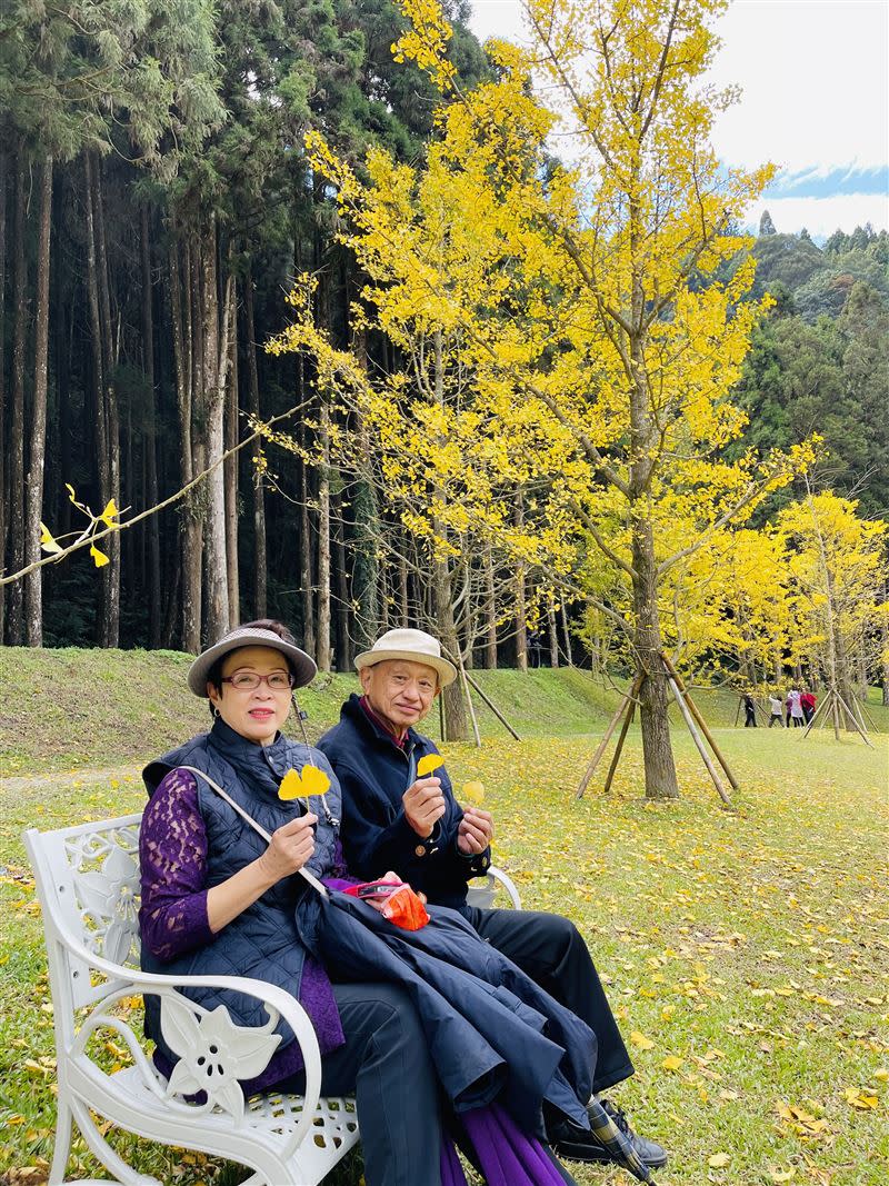 彰化秀傳醫院創辦人黃明和與妻子陳雪芹超過50年的愛情故事動人。（圖／商周出版提供）