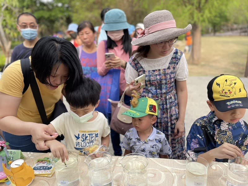 響應世界地球日  高雄舉辦減塑活動 高雄市政府環保局21日在鼓山區凹子底森林公園舉辦 「2024地球日（地球與塑膠Planet vs Plastics）」活 動，運用園內設施結合環保大集合闖關遊戲，讓市民 認識永續生活與低碳減塑。 （高雄市政府環保局提供） 中央社記者張已亷傳真  113年4月21日 