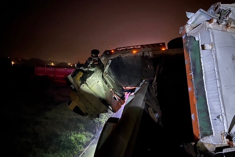 台61線車禍  聯結車頭懸空高架外 桃園市警局楊梅分局表示，陳姓男子駕駛聯結車行經 台61線往南，在新屋區高架路段與另一輛聯結車碰 撞，失控衝破護欄，陳男摔到10公尺下的平面道路送 醫。 （桃園市政府消防局提供） 中央社記者吳睿騏桃園傳真  113年4月13日