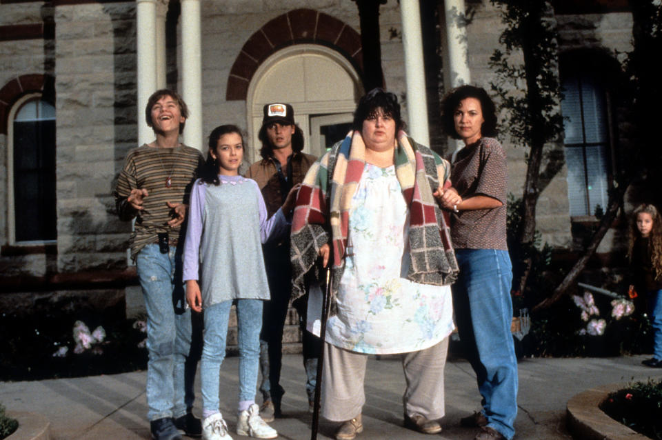 Leonardo DiCaprio, Johnny Depp, Juliette Lewis y el resto de la familia en una escena de la película '¿A quién ama Gilbert Grape?', 1993. (Foto de Paramount/Getty Images)