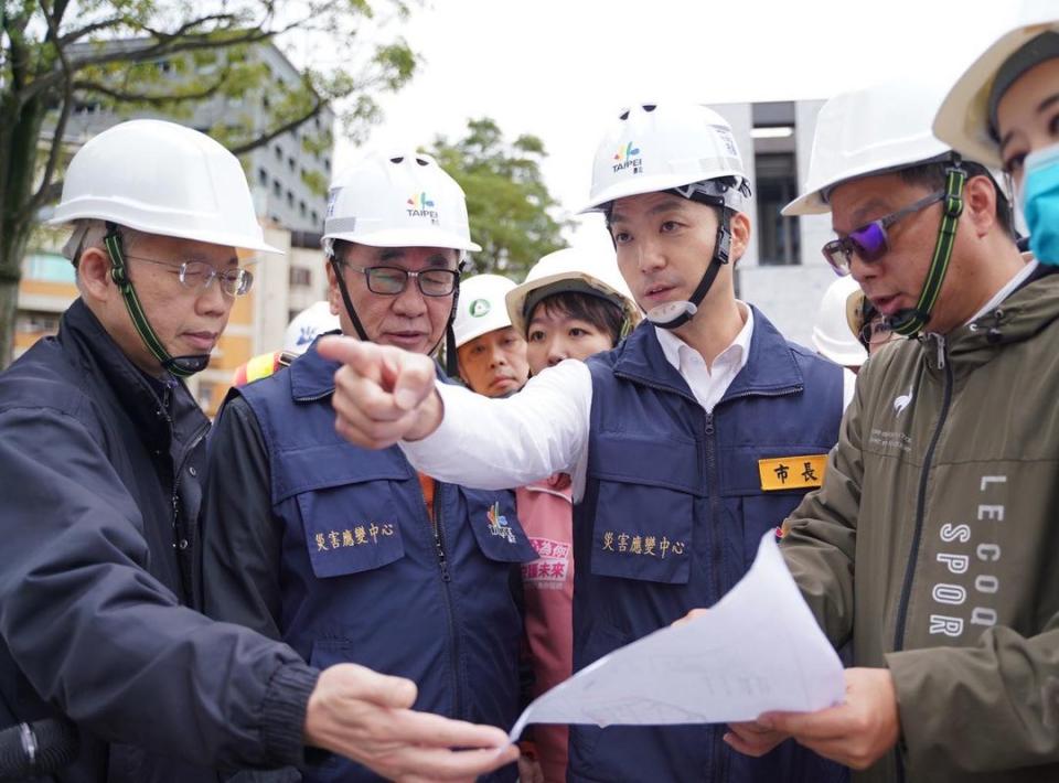 蔣萬安今日上午行程結束後趕到慶城街、興安街交叉口地面下陷事故發生點，關心後續處理狀況。   圖：取自蔣萬安臉書