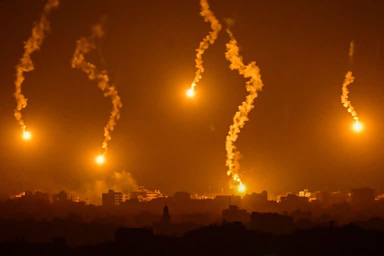 Bengalas lanzadas por las fuerzas israelíes sobre el enclave palestino en medio de los combates en curso entre Israel y el movimiento palestino Hamas.