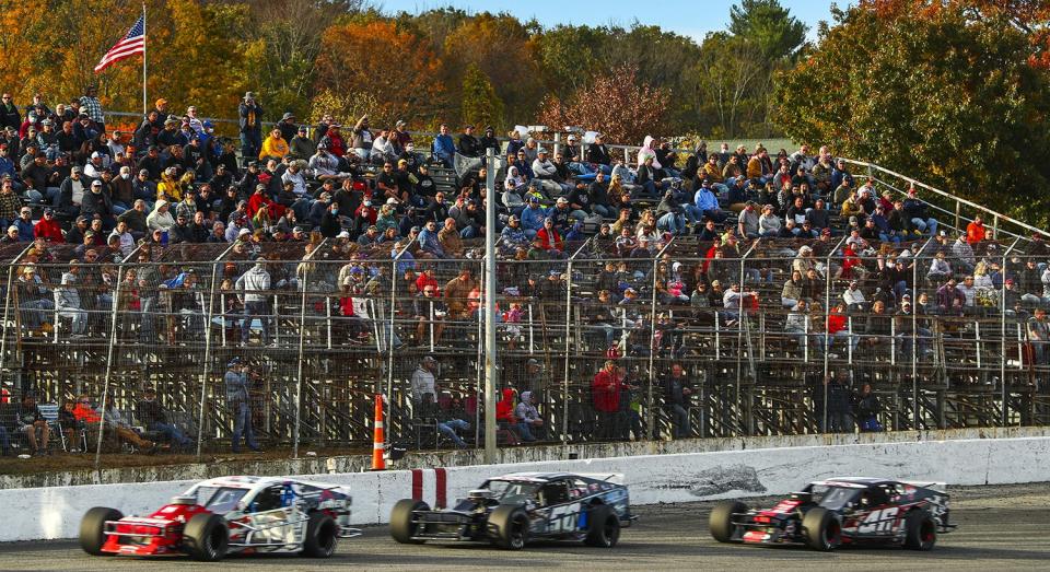 Cars race during the Sunoco World Series 150 for the NASCAR Whelen Modified Tour at Thompson Speedway Motorsports Park in Thompson, Connecticut on October 11, 2020. (Adam Glanzman/NASCAR)