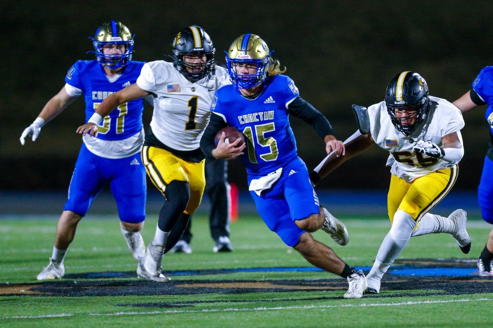 Choctaw’s Cash Williams (15) runs the ball during a high school football game between Sand Springs and Choctaw, in Choctaw, Okla., on Friday, Nov. 17, 2023.