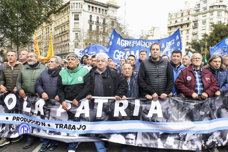 La primera línea de la CGT: Héctor Daer, Carlos Acuña, Pablo Moyano, Julio Piumato, Raúl Durdos, Pablo Flores, Cristian Jerónimo, Omar Plaini y Daniel Ricci sostienen la bandera con la leyenda "Primero la patria"