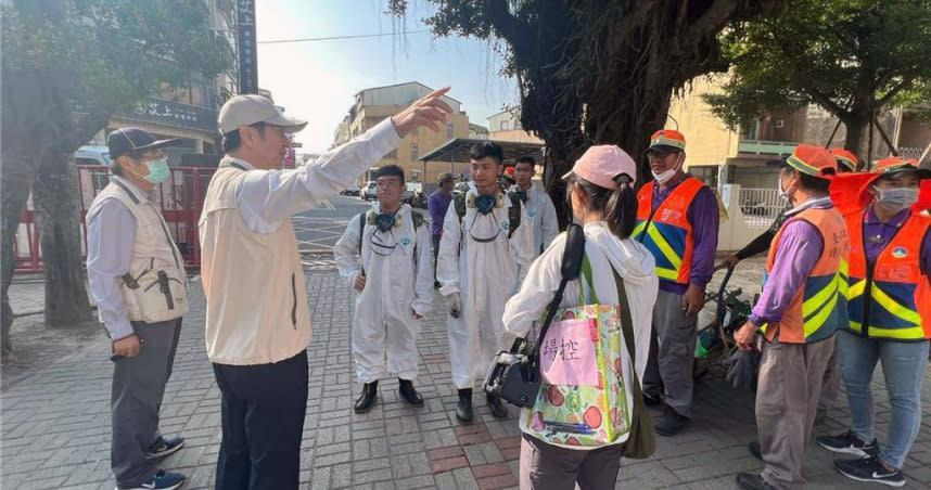 台南市登革熱防治中心主任蘇世斌12日前往麻豆區化學防治現場及佳里區擴大採檢站視察防疫工作執行情況。（圖／登防中心提供）