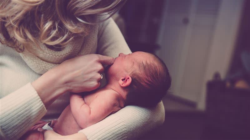 法律已保障母親與寶寶在公共場所公開哺餵母乳之權利。(示意圖／翻攝自Pixabay)