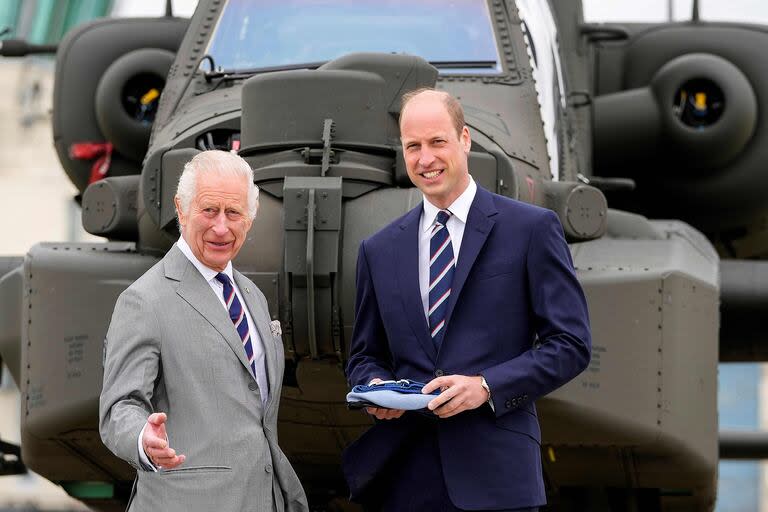 El rey Carlos habló del efecto adverso que tiene el tratamiento contra el cáncer cuando se encontró con Aaron Mapplebeck, un veterano del Ejército británico, quien también sufrió la misma enfermedad. (Photo by Kin Cheung / POOL / AFP)