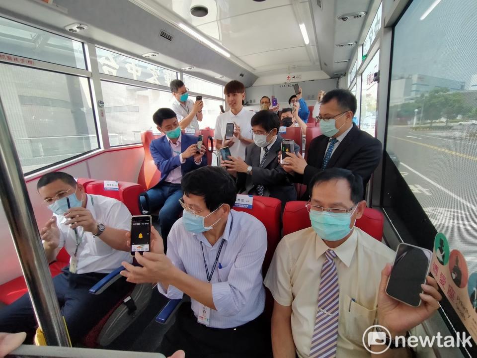 乘客透過手機APP即可零接觸按下車鈴。   圖:唐復年/攝