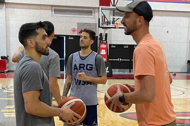 Emanuel Ginóbili conversa con Facundo Campazzo en el predio de entrenamiento de Las Vegas, donde el seleccionado argentino de básquetbol se preparó para los Juegos Olímpicos de Tokio; detrás, Nicolás Laprovittola