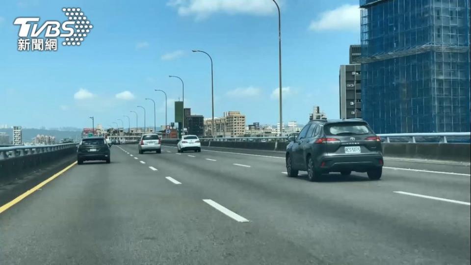 汽車族認為開車可行走高架或國道，跨縣市更為快速。(圖片來源/ TVBS)