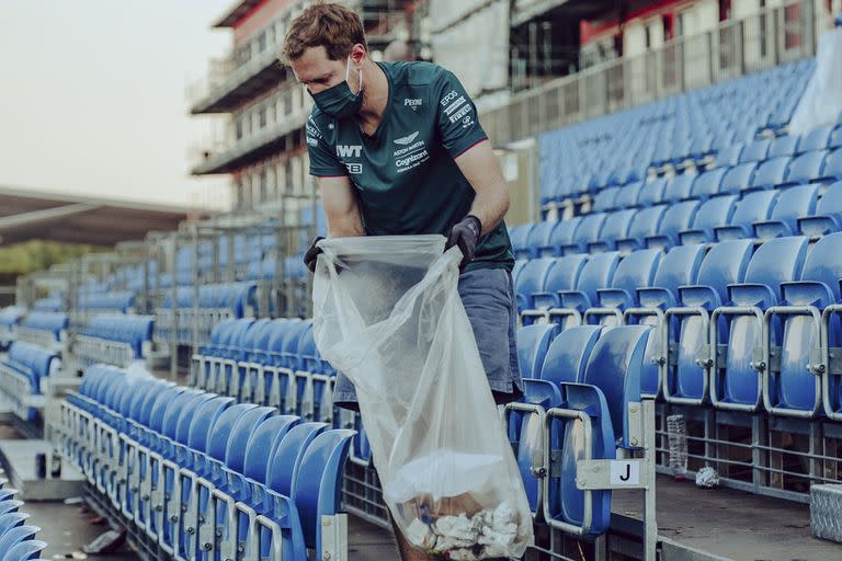 El alemán Sebastian Vettel se quedó a recoger residuos en Silverstone luego del Gran Premio de Gran Bretaña de Fórmula 1.