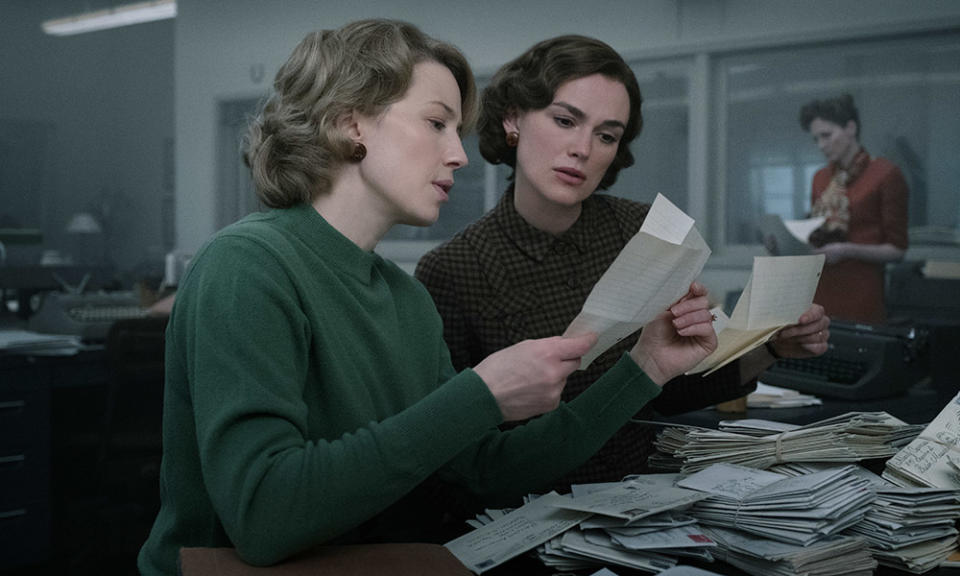 (L-R): Carrie Coon as Jean Cole and Keira Knightley as Loretta McLaughlin in 20th Century Studios' BOSTON STRANGLER