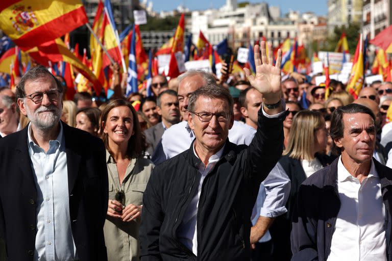 El líder del PP, Alberto Núñez Feijóo, junto a los expresidentes, Mariano Rajoy y José María Aznar (Crédito: AFP).