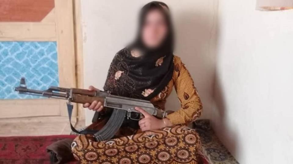 Una foto de la joven con el AK-47