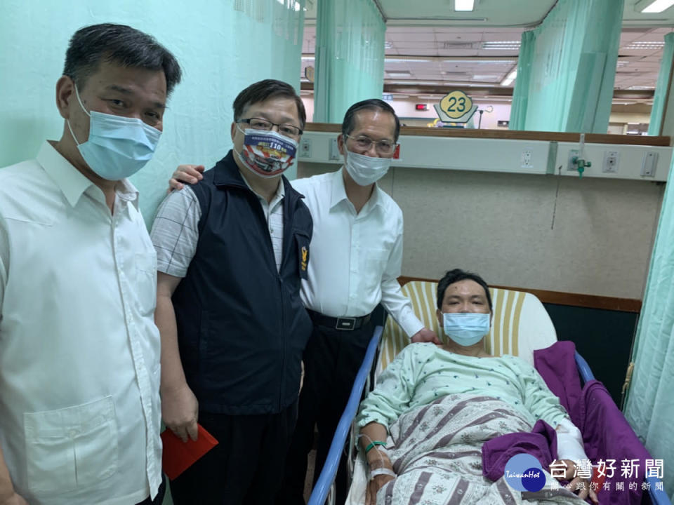 局長許錫榮、警政署駐區督察蕭興南與楊梅分局長洪志朋前往醫院探視同仁，表達慰勉之意。<br /><br />
<br /><br />
