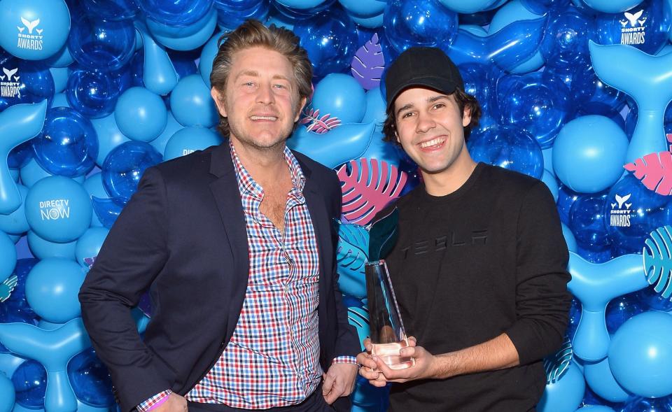 Die YouTuber Jason Nash und David Dobrik bei einer Preisverleihung – die Freunde nehmen sich in ihren Videos gern selbst auf die Schippe. (Bild: Getty Images)