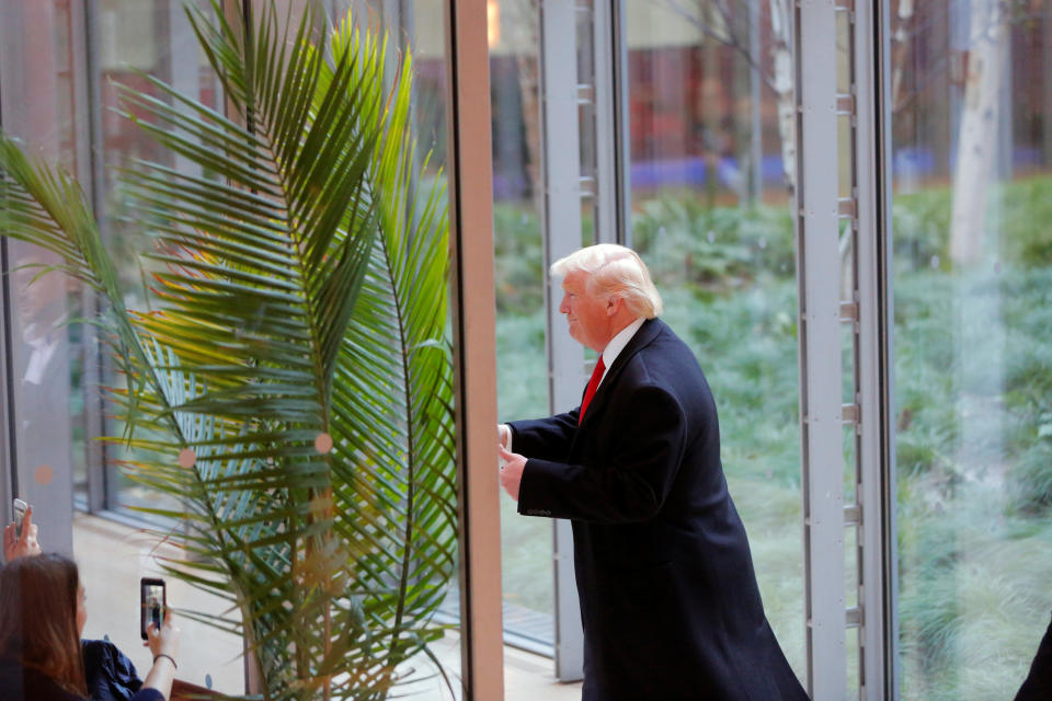 U.S. President elect Donald Trump gestures to diners as he departs the lobby of the New York Times building after a meeting in New York, U.S., November 22, 2016. REUTERS/Lucas Jackson