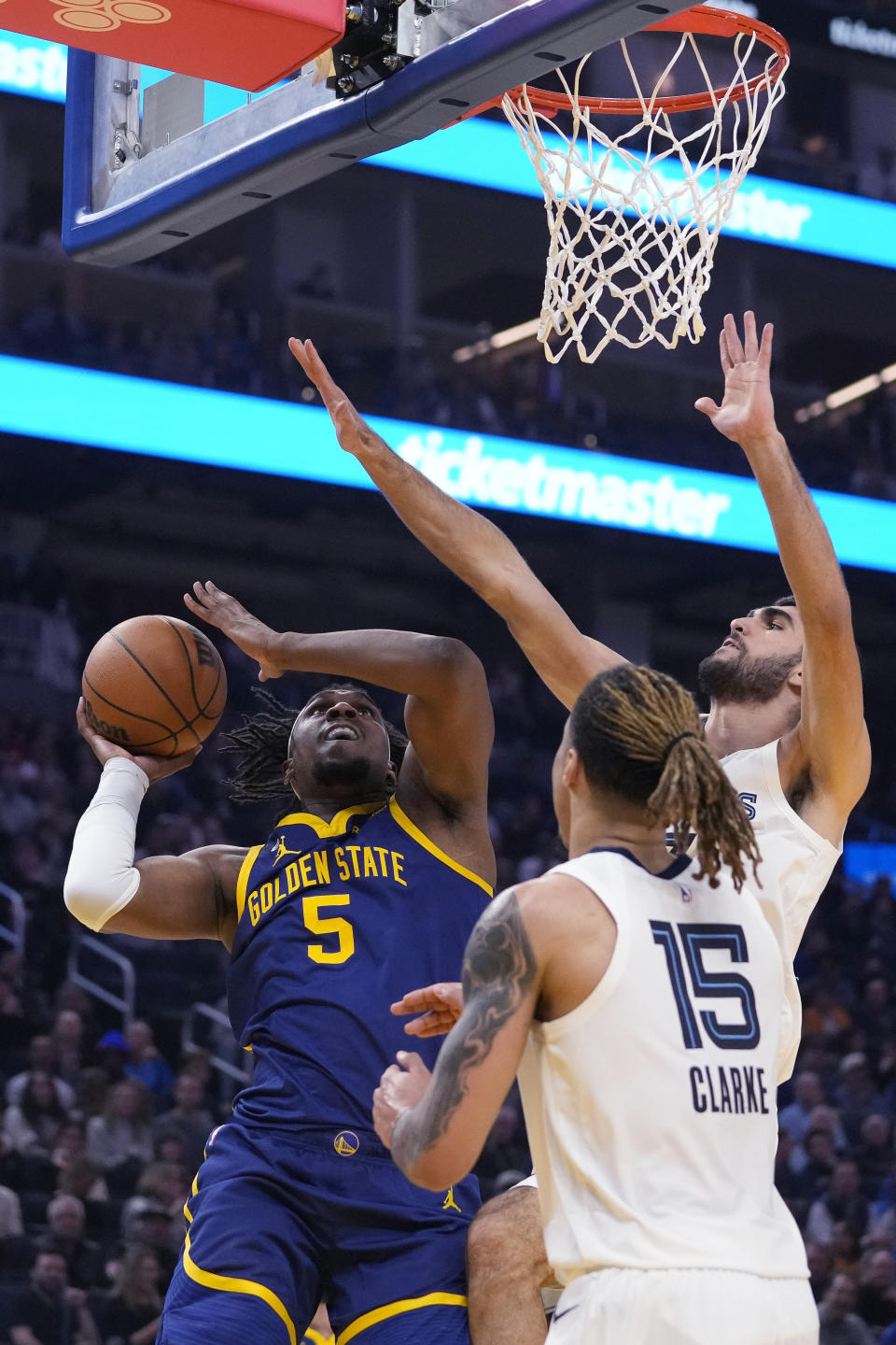 Golden State Warriors center Kevon Looney, left, shoots next to Memphis Grizzlies forward Santi Aldama, right rear, during the first half of an NBA basketball game in San Francisco, Wednesday, Jan. 25, 2023. (AP Photo/Godofredo A. Vásquez)