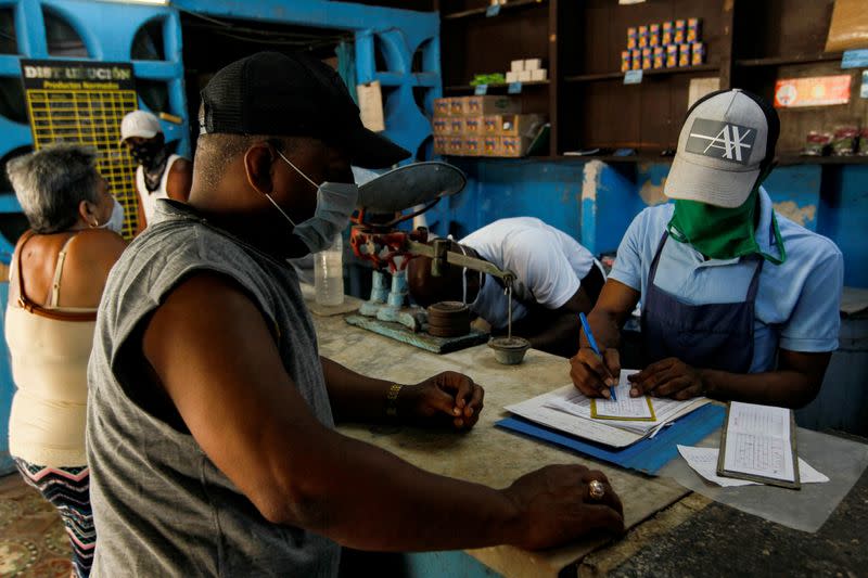 Un hombre usa la "libreta" para comprar productos en una tienda estatal subsidiada, o "bodega", en medio del brote de COVID-19, en La Habana, Cuba, 22 de abril de 2020.