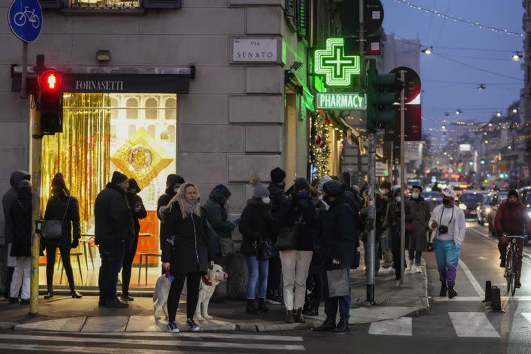 ARCHIVO- Italianos hacen fila afuera de una farmacia donde se efectúan pruebas diagnósticas de Covid-19, frente a la catedral de Milán