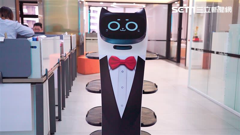 甲電的送餐機器人會唱歌、說多國語言，人性化設計相當討喜。（圖／記者周均庭攝影）