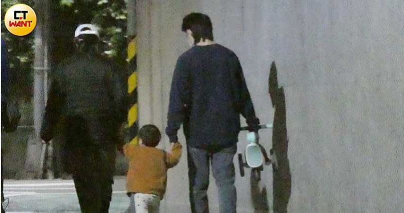 等到天色變暗，唐禹哲和蘇小軒一人牽著小孩一邊散步回家，畫面就如同幸福一家人。（圖／本刊攝影組）