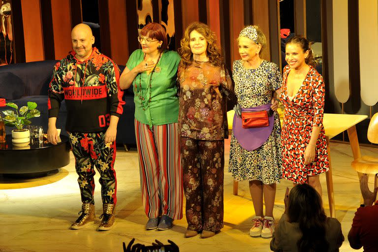 José María Muscari en el saludo final, junto a Karina K, Leonor Benedetto, Ana María Picchio y Julieta Ortega