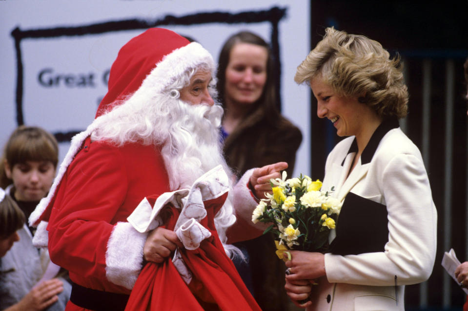 <p>Sie besuchte mehrmals mit Santa Claus Kinderkrankenhäuser, um dort Geschenke zu verteilen und den kleinen Patienten eine Freude zu machen. (Bild: Brendan Beirne/REX/Shutterstock) </p>