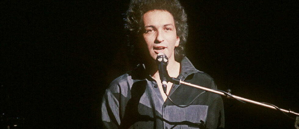 Le chanteur et compositeur français Michel Berger se produit, le 11 avril 1986, sur la scène du Zénith à Paris.  - Credit:PATRICK KOVARIK / AFP